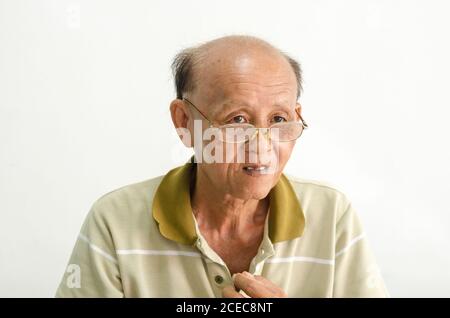 Ältere ältere Männer Portrait.kahle asiatische Männer tragen Brillen Stockfoto