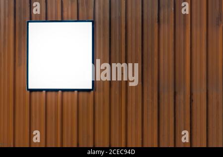 Mockup weiße leere Plakatwand Zeichen auf orange Wand.Vintage Ton Stockfoto