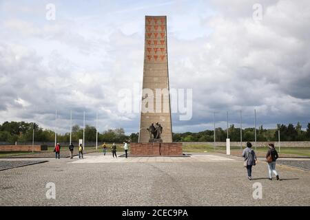 (200901) -- ORANIENBURG, 1. September 2020 (Xinhua) -- das Foto vom 27. August 2020 zeigt das sowjetische Befreiungsdenkmal auf dem ehemaligen KZ Sachsenhausen der Gedenkstätte Sachsenhausen in Oranienburg. Das Konzentrationslager Sachsenhausen wurde 1936 von den Nazis in Oranienburg errichtet. Zwischen 1936 und 1945 wurden mehr als 200,000 Menschen in der Einrichtung interniert, etwa 100,000 starben dort. Als Denkmal und Museum zieht das Denkmal Sachsenhausen jedes Jahr rund 700,000 Besucher an, um die Verbrechen der Nazis zu erleben. (Xinhua/Shan Yuqi) Stockfoto