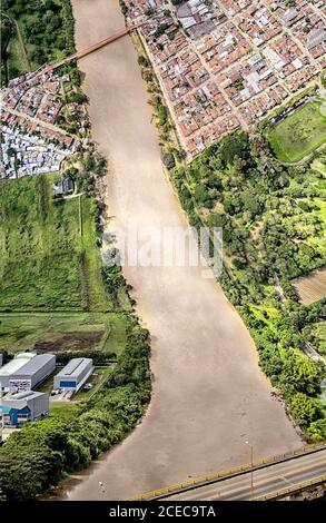 Luftaufnahme zum Stadtbezirk mit Wohngebäuden und kleinem Park. Stockfoto