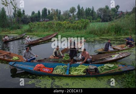 Srinagar, indisch kontrolliertes Kaschmir. September 2020. Verkäufer verkaufen Gemüse an einem schwimmenden Markt auf dem Dal Lake in Srinagar Stadt, der Sommerhauptstadt des indischen kontrollierten Kaschmir, September 1, 2020. Quelle: Javed Dar/Xinhua/Alamy Live News Stockfoto