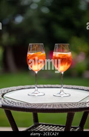 Aperol Spritz mit Orange ist ein perfekter Aperitif für einen Heißer Tag Stockfoto