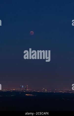 Erstaunlicher Blutmond am dunklen Nachthimmel während der Sonnenfinsternis in Madrid, Spanien Stockfoto