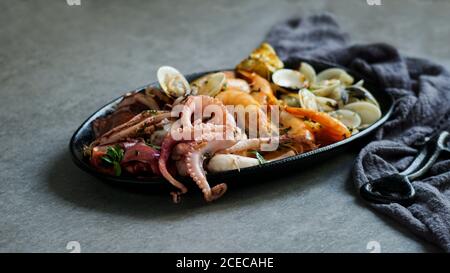 Mit Oktopus, Austern und Garnelen serviette Platte Stockfoto