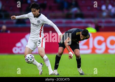 AMSTERDAM, NIEDERLANDE - AUGUST 29: Daichi Kamada von Eintracht Frankfurt, Edson Alvarez von Ajax während des Vorsaison-Spiels zwischen Ajax und Eintracht Frankfurt am 29. August 2020 in Amsterdam, Niederlande. *** Ortsüberschrift *** Daichi Kamada, Edson Alvarez Stockfoto
