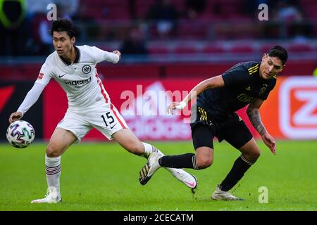 AMSTERDAM, NIEDERLANDE - AUGUST 29: Daichi Kamada von Eintracht Frankfurt, Edson Alvarez von Ajax während des Vorsaison-Spiels zwischen Ajax und Eintracht Frankfurt am 29. August 2020 in Amsterdam, Niederlande. *** Ortsüberschrift *** Daichi Kamada, Edson Alvarez Stockfoto