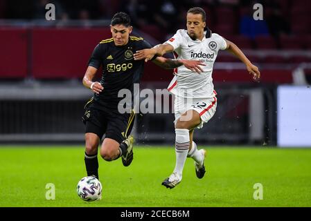 AMSTERDAM, NIEDERLANDE - AUGUST 29: Edson Alvarez von Ajax, Timothy Chandler von Eintracht Frankfurt während des Vorsaison-Spiels zwischen Ajax und Eintracht Frankfurt am 29. August 2020 in Amsterdam, Niederlande. *** Ortsüberschrift *** Edson Alvarez, Timothy Chandler Stockfoto