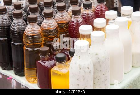 Auswahl an natürlichen alkoholfreien Getränken. Bier, frischer Saft, Kvass, Apfelwein und Ayran sind in Plastikflaschen Stockfoto