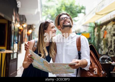 Schönes Paar in Liebe reisen, lächelnd, dating im Freien Stockfoto