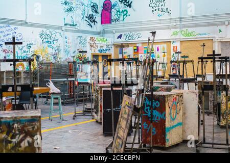 Interieur des Künstlerstudios mit vielen Staffeleien und Graffiti an den Wänden. Stockfoto