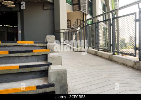 Gelbe und schwarze Streifen, Sicherheitssymbole am Treppenrand Stockfoto