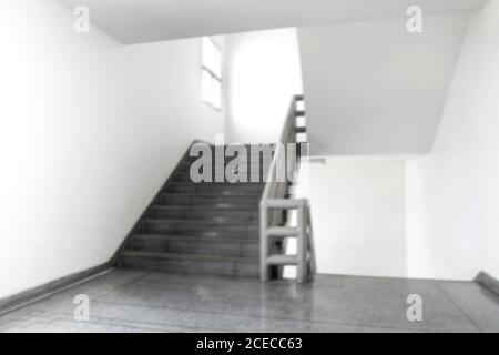 Verschwommenes Fokusbild der Treppe am Notausgang Stair Halle im Hochhaus Stockfoto