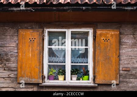 Holzfenster des alten Gebäudes Stockfoto