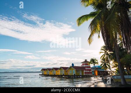 Malerischer Blick auf kleine bunte Häuser an der tropischen Küste mit Palmen, Panama Stockfoto