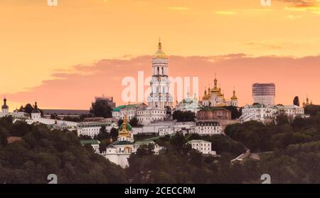 Schöne Aussicht auf Kiew Pechersk Lavra bei Sonnenuntergang in Kiew, Ukraine Stockfoto