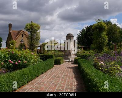 26. Juli 2020 - England, UK: Formelle Gärten mit Pfad und Box Hedging Stockfoto