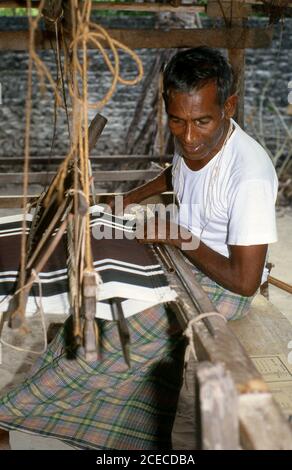 Eydhafushi Island im Baa-Atoll (Süd-Maalhosmadulu-Atoll) war einst für seine Feyli- oder Sarong-Weber bekannt. Eydhafushi ist die Hauptstadt des Baa-Atolls. Asiens kleinste und am wenigsten bekannte Nation, die Republik Malediven, liegt verstreut von Nord nach Süd über einen 750 Kilometer langen Lauf des Indischen Ozeans 500 Kilometer südwestlich von Sri Lanka. Mehr als 1000 Inseln, zusammen mit unzähligen Ufern und Riffen, sind in einer Kette von neunzehn Atollen zusammengefasst, die sich von einem Punkt westlich von Colombo bis unmittelbar südlich des Äquators erstreckt. Stockfoto