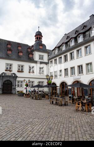 Koblenz, RP - 1. August 2020: Der Jesuitenplatz in Koblenz mit seinen historischen Gebäuden und Straßencafés Stockfoto