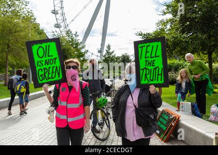 Protestler vor dem Shell-Gebäude, Extinction Rebellion Demonstration, Jubilee Gardens, London, 28. August 2020 Stockfoto