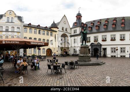 Koblenz, RP - 1. August 2020: Der Jesuitenplatz in Koblenz mit seinen historischen Gebäuden und Straßencafés Stockfoto