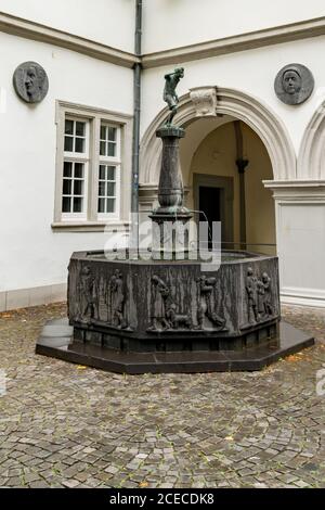 Koblenz, RP - 1. August 2020: Der Schaengelbrunnen in Koblenz mit dem Spuckbrunnen Stockfoto