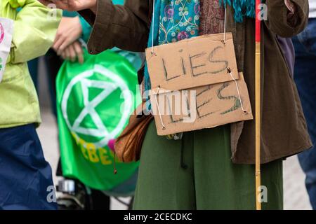 Detail des Protestzeichens, Extinction Rebellion Demonstration vor dem Shell Centre, Jubilee Gardens, London Stockfoto