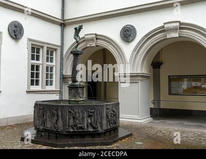 Koblenz, RP - 1. August 2020: Der Schaengelbrunnen in Koblenz mit dem Spuckbrunnen Stockfoto