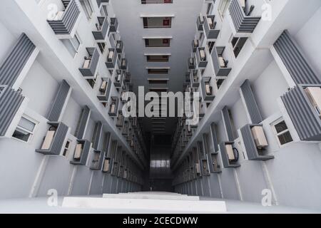 Von oben Schuss der grauen Wände des modernen Wohnhauses An der Stadtstraße in Panama Stockfoto