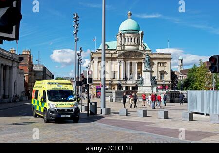 Krankenwagen am Queen Victoria Square, Hull, Humberside, East Yorkshire, England Stockfoto