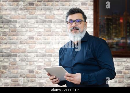 Reife gemischte Rennen Business-Mann in kreativen Büro Stockfoto