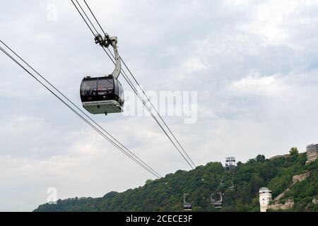 Koblenz, RP - 1. August 2020: Blick auf die Koblenzer Seilbahn, die Touristen über den Rhein transportiert Stockfoto