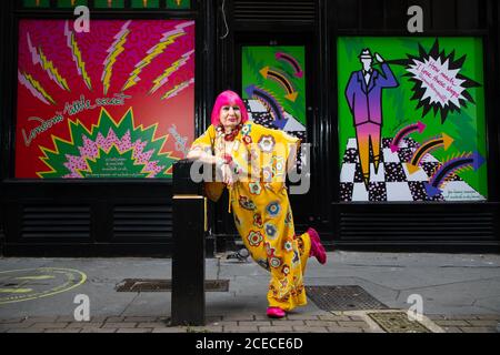 Dame Zandra Rhodes enthüllt in Seven Dials, London, maßgeschneiderte Street Art Designs. Stockfoto