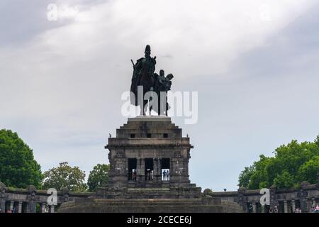 Koblenz, RP / Deutschland - 1. August 2020: Blick auf das Kaiser-Wilhelm-Denkmal am Deutschen Eck-Zusammenfluss in Koblenz Stockfoto