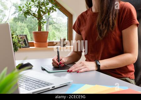 Schöne Grafik-Designer Zeichnung digitales Design auf einem Zeichnungs-Tablet Stockfoto