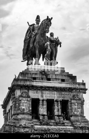 Koblenz, RP / Deutschland - 1. August 2020: Blick auf das Kaiser-Wilhelm-Denkmal am Deutschen Eck-Zusammenfluss in Koblenz Stockfoto