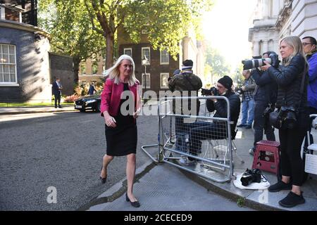 Die konservative Parteivorsitzende Amanda Milling kommt in der Downing Street, London, zu einer Kabinettssitzung, bevor die Abgeordneten nach der Sommerpause nach Westminster zurückkehren. Stockfoto