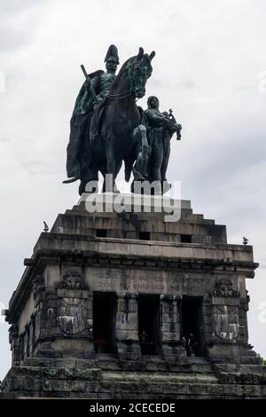 Koblenz, RP / Deutschland - 1. August 2020: Blick auf das Kaiser-Wilhelm-Denkmal am Deutschen Eck-Zusammenfluss in Koblenz Stockfoto