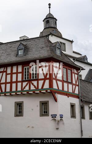 Limburg, Hessen / Deutschland - 1. August 2020: Blick auf die gepflegten Altstadtgebäude und Dächer im Zentrum von Limburg Stockfoto