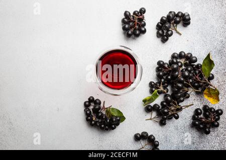 Hausgemachter Apfelbeerwein Stockfoto