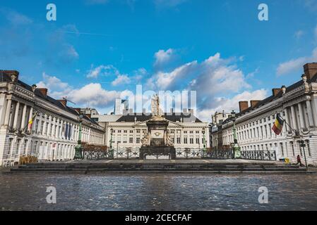 Place des Martyrs ist ein neoklassizistischer Platz, der sich auf die Märtyrer der belgischen Revolution bezieht. Gepflasterter Platz von Martelaarsplein in Brüssel Stockfoto