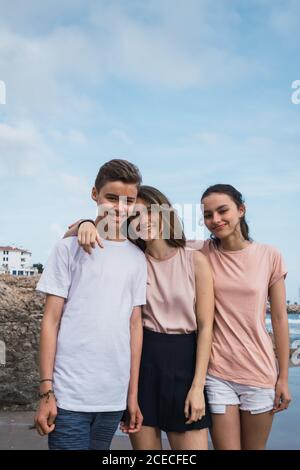 Eine Gruppe von Teenagerfreunden, die im Sommer zusammen rumhängen Stockfoto