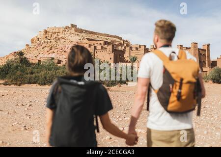 Ein paar Rucksacktouristen im Hintergrund Ait Ben Haddou ksar in Ouarzazate. Willkommen in Marokko. Reisekonzept. Beliebtes Wahrzeichen. Stockfoto