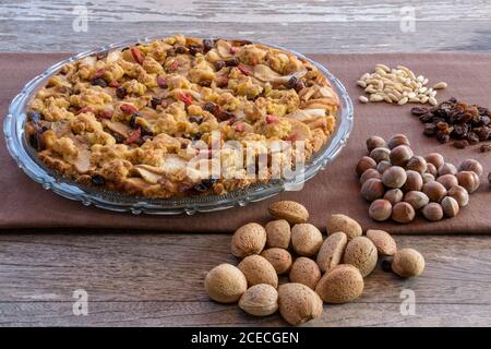 Rustikaler Apfelkuchen mit gesunden und natürlichen Zutaten Stockfoto