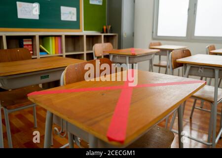 Post-Covid19 Leere Klassenzimmer und Schreibtische Vorbereitung in Asien. Schule Wiedereröffnung und soziale Distanzierung Konzept Stockfoto