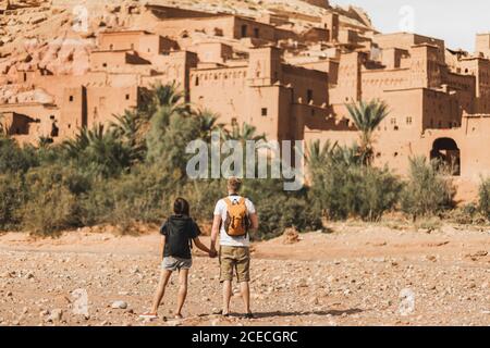 Ein paar Rucksacktouristen im Hintergrund Ait Ben Haddou ksar in Ouarzazate. Willkommen in Marokko. Reisekonzept. Beliebtes Wahrzeichen. Stockfoto