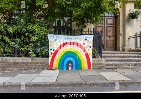 Banner der Coronavirus-Pandemie: banner des regenbogens zur Danksagung der Schlüsselarbeiter in Petworth, einer Stadt in West Sussex, Südostengland Stockfoto