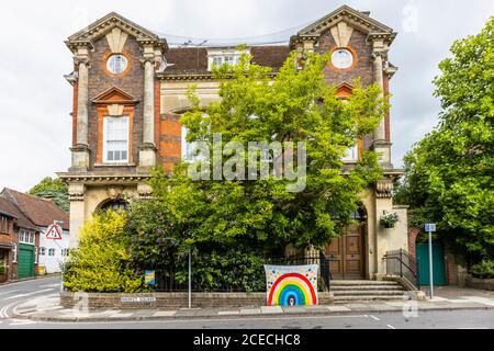 Banner der Coronavirus-Pandemie: regenbogen-Gemälde, das Schlüsselarbeitern auf dem Market Square in Petworth, einer Stadt in West Sussex, Südostengland, dankt Stockfoto