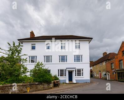 Ein großes weißes Haus in der High Street, Zentrum von Petworth, einer Stadt in West Sussex, Südostengland, an einem bewölkten Tag Stockfoto