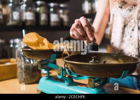 Geringes Gewicht auf Waage in Innenräumen Stockfoto