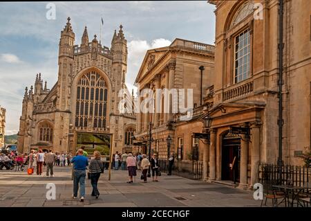 Bad Abtei und der Hauptbesuchereingang zum römischen Bäder im Abby Kirchhof in der römischen Stadt Bad in Großbritannien Stockfoto